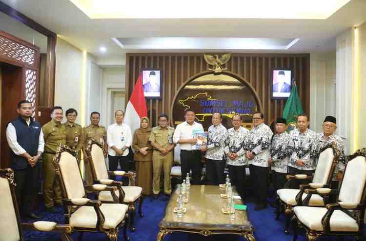 H. Herman Deru menyarankan agar peringatan Hari Guru Nasional (HGN) dan Hari Ulang Tahun Persatuan Guru Republik Indonesia (HUT PGRI) dapat dilaksanakan secara serentak. Hal tersebut disampaikannya saat menerima audiensi Ketua PGRI Sumsel beserta jajaran di Ruang Tamu Gubernur Sumsel (Selasa, 11/11/2025).