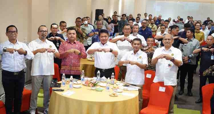 H. Herman Deru, menghadiri dan memimpin Rapat Konsinyering Akselerasi Usulan Kerjasama Produksi Sumur Minyak BUMD/Koperasi/UMKM Provinsi Sumsel. Rapat strategis yang bertujuan mendorong pertumbuhan ekonomi lokal dan menciptakan lapangan kerja ini digelar di The Zuri Hotel Palembang, Kamis (13/11/2025).