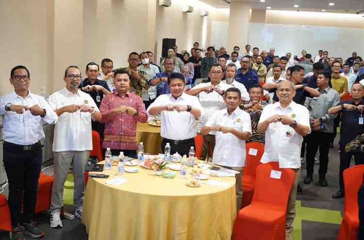 H. Herman Deru, menghadiri dan memimpin Rapat Konsinyering Akselerasi Usulan Kerjasama Produksi Sumur Minyak BUMD/Koperasi/UMKM Provinsi Sumsel. Rapat strategis yang bertujuan mendorong pertumbuhan ekonomi lokal dan menciptakan lapangan kerja ini digelar di The Zuri Hotel Palembang, Kamis (13/11/2025).