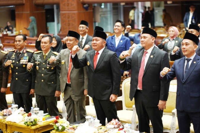 Gubernur Sumatera Selatan (Sumsel), Herman Deru, dan Wakil Gubernur (Wagub) Sumsel, Cik Ujang, menghadiri Pidato Kenegaraan Presiden Republik Indonesia, Prabowo Subianto, di DPRD Sumsel, Jum'at, 15 Agustus 2025.