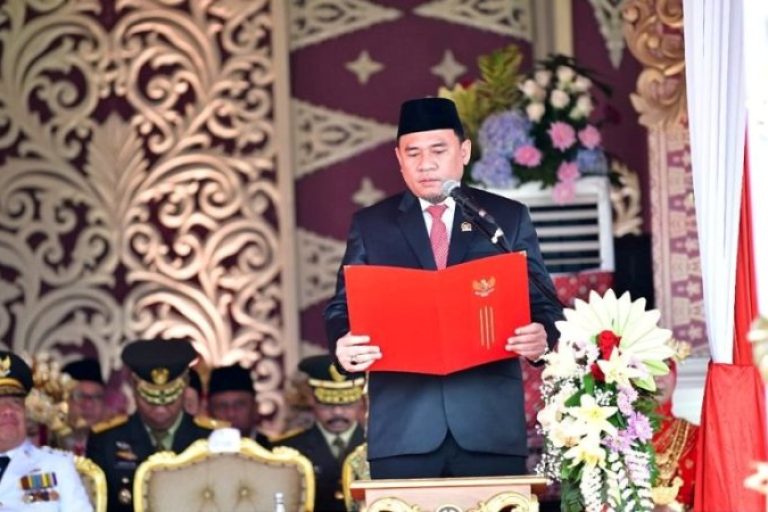 Ketua Dewan Perwakilan Rakyat Daerah (DPRD) Provinsi Sumatera Selatan (Sumsel), Andie Dinialdie, menghadiri upacara peringatan Hari Ulang Tahun (HUT) Kemerdekaan Republik Indonesia ke-80, yang digelar di halaman Griya Agung, Palembang, pada Minggu, 17 Agustus 2025.