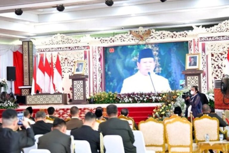 Ketua Dewan Perwakilan Rakyat Daerah (DPRD) Provinsi Sumatera Selatan (Sumsel), Andie Dinialdie, menghadiri upacara peringatan Hari Ulang Tahun (HUT) Kemerdekaan Republik Indonesia ke-80, yang digelar di halaman Griya Agung, Palembang, pada Minggu, 17 Agustus 2025.