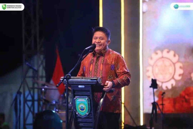 H. Herman Deru memberikan apresiasi tinggi terhadap pelaksanaan Festival Candi Bumi Ayu yang digelar di Stadion Gelora November, Kabupaten Penukal Abab Lematang Ilir (PALI), Jumat (21/11/2025).