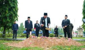 Gubernur Sumatera Selatan (Sumsel) Herman Deru memimpin Upacara Peringatan Hari Pahlawan 2025 di Taman Makam Pahlawan Ksatria Ksetra Siguntang, Palembang, Senin (10/11).