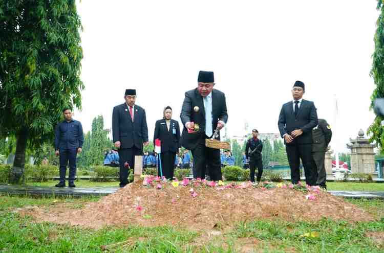 Gubernur Sumatera Selatan (Sumsel) Herman Deru memimpin Upacara Peringatan Hari Pahlawan 2025 di Taman Makam Pahlawan Ksatria Ksetra Siguntang, Palembang, Senin (10/11).