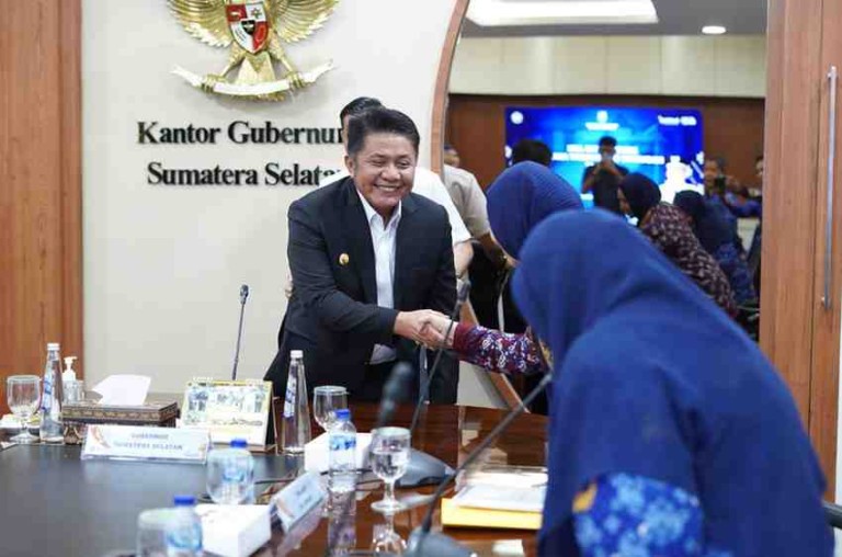 H. Herman Deru, menerima kunjungan Tim Juri Innovative Government Award (IGA) Tahun 2025 di Kantor Gubernur Sumsel, Senin (17/11/2025)