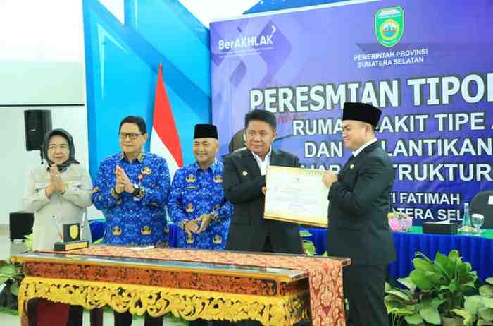 H. Herman Deru meresmikan peningkatan tipologi RSUD Siti Fatimah menjadi Rumah Sakit Umum Daerah Tipe A dan juga Pelantikan Pejabat Struktural di RSUD Siti Fatimah dalam acara yang digelar di Aula RSUD Siti Fatimah, Senin (17/11/2025).