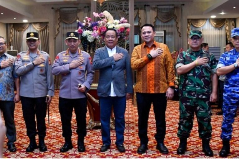 Kedatangan Kepala Kepolisian Republik Indonesia (Kapolri), Jenderal Polisi Drs. Listyo Sigit Prabowo, di Palembang, disambut langsung oleh jajaran Forum Koordinasi Pimpinan Daerah (Forkopimda) Provinsi Sumatera Selatan.