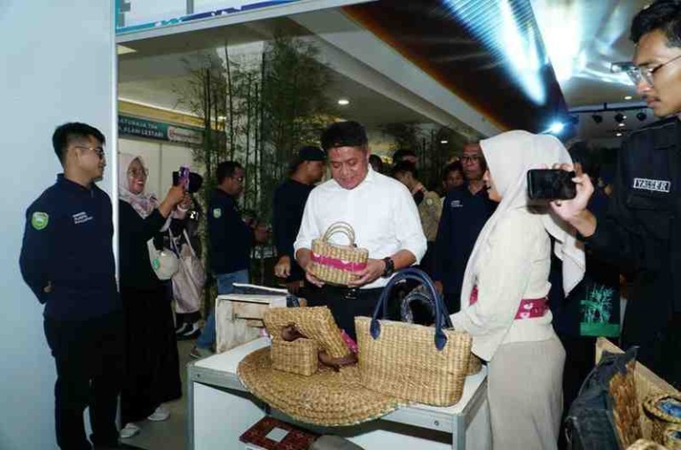 Gubernur Sumatera Selatan H. Herman Deru bersama Wakil Gubernur H. Cik Ujang menghadiri peringatan Hari Lingkungan Hidup Sedunia 2025 tingkat Provinsi Sumatera Selatan yang berlangsung di Kebon Gede Hall Palembang, Selasa (11/11).