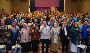 H. Edward Candra menghadiri peringatan Hari Guru Nasional (HGN) Tahun 2025 sekaligus Apresiasi Guru dan Tenaga Kependidikan yang digelar di Hotel Grand Zuri Palembang, Jumat (31/10/2025).