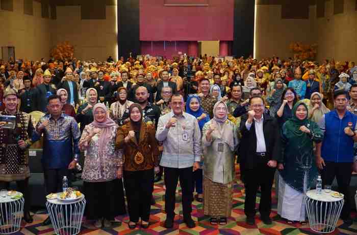 H. Edward Candra menghadiri peringatan Hari Guru Nasional (HGN) Tahun 2025 sekaligus Apresiasi Guru dan Tenaga Kependidikan yang digelar di Hotel Grand Zuri Palembang, Jumat (31/10/2025).