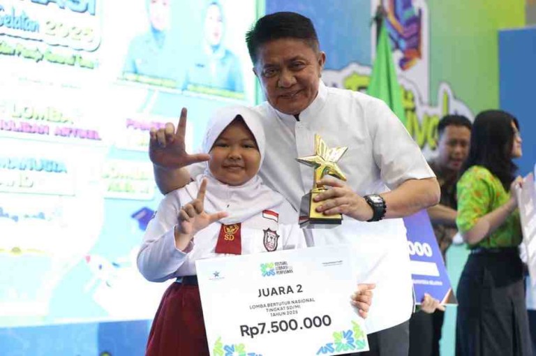 H. Herman Deru membuka secara langsung Festival Literasi Sumsel Tahun 2025. Acara yang bertujuan melestarikan dan memacu minat bakat literasi di Sumsel ini digelar di Aula Asrama Haji Palembang, Jumat (7/11/2025).