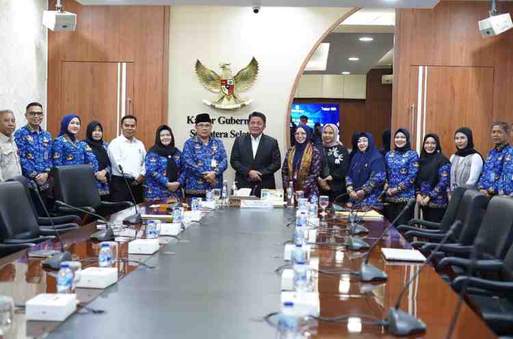 H. Herman Deru, menerima kunjungan Tim Juri Innovative Government Award (IGA) Tahun 2025 di Kantor Gubernur Sumsel, Senin (17/11/2025)