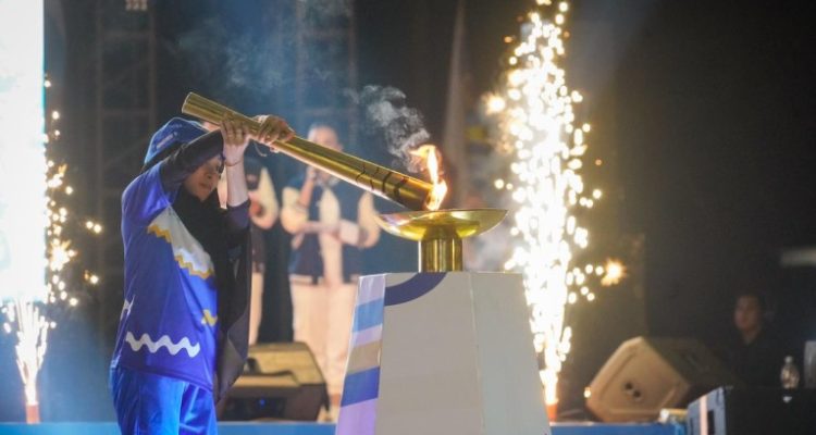 Malam di Stable Berkuda, Sekayu, Sabtu (1/11/2025), berubah gemerlap ketika obor Pekan Paralimpik Provinsi (Peparprov) ke-V Sumatera Selatan dinyalakan.