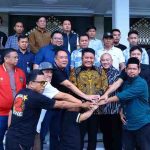 Dr. H. Herman Deru didampingi Wakil Gubernur Sumsel H. Cik Ujang menerima kunjungan Manajemen PT. Sriwijaya Optimis Mandiri (SOM) selaku pengelola Klub Sriwijaya FC serta perwakilan Suporter Sriwijaya FC dalam rangka bersilaturahmi di Griya Agung, Sabtu (1/11/2025) pagi.