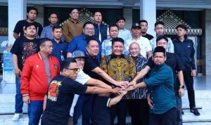 Dr. H. Herman Deru didampingi Wakil Gubernur Sumsel H. Cik Ujang menerima kunjungan Manajemen PT. Sriwijaya Optimis Mandiri (SOM) selaku pengelola Klub Sriwijaya FC serta perwakilan Suporter Sriwijaya FC dalam rangka bersilaturahmi di Griya Agung, Sabtu (1/11/2025) pagi.
