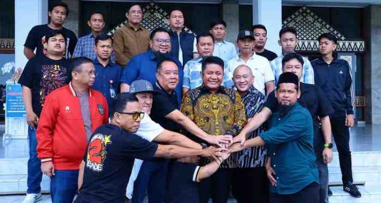 Dr. H. Herman Deru didampingi Wakil Gubernur Sumsel H. Cik Ujang menerima kunjungan Manajemen PT. Sriwijaya Optimis Mandiri (SOM) selaku pengelola Klub Sriwijaya FC serta perwakilan Suporter Sriwijaya FC dalam rangka bersilaturahmi di Griya Agung, Sabtu (1/11/2025) pagi.
