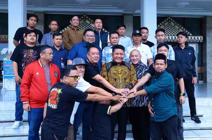 Dr. H. Herman Deru didampingi Wakil Gubernur Sumsel H. Cik Ujang menerima kunjungan Manajemen PT. Sriwijaya Optimis Mandiri (SOM) selaku pengelola Klub Sriwijaya FC serta perwakilan Suporter Sriwijaya FC dalam rangka bersilaturahmi di Griya Agung, Sabtu (1/11/2025) pagi.