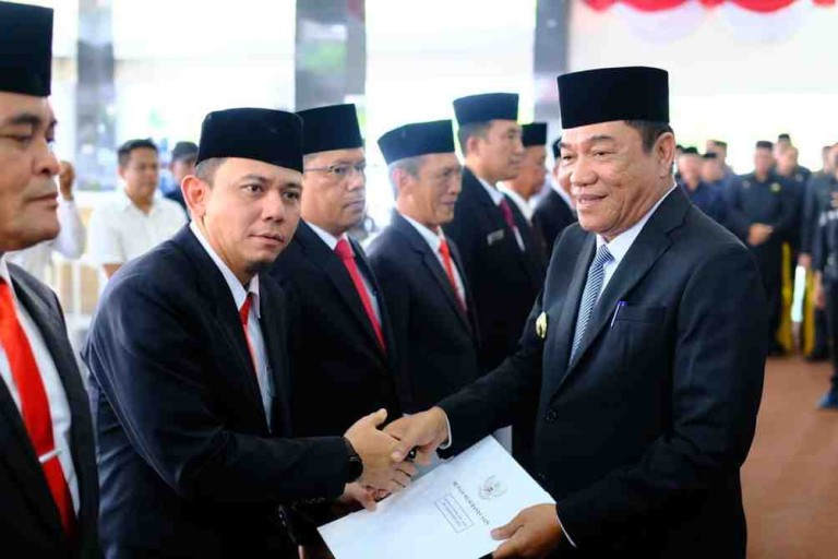 H M Toha Tohet SH, didampingi Wakil Bupati Kyai Abdur Rohman Husen, memimpin Pelantikan dan Pengambilan Sumpah Pejabat Pimpinan Tinggi Pratama serta Pejabat Fungsional di lingkungan Pemkab Muba, yang digelar di Pendopoan Griya Bumi Serasan Sekate, Selasa (4/10/2025).