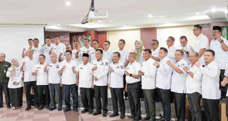 Pemerintah Kabupaten Musi Banyuasin, Rabu (5/11/2025) menggelar acara Pengantar Tugas Dr Apriyadi MSi yang sebelumnya menjabat Sekretaris Daerah Muba dan mendapatkan amanah menjabat Asisten Pemerintahan dan Kesra Pemprov Sumsel pada Senin (3/11/2025) lalu.