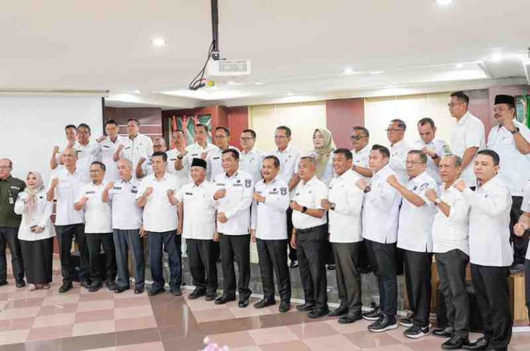 Pemerintah Kabupaten Musi Banyuasin, Rabu (5/11/2025) menggelar acara Pengantar Tugas Dr Apriyadi MSi yang sebelumnya menjabat Sekretaris Daerah Muba dan mendapatkan amanah menjabat Asisten Pemerintahan dan Kesra Pemprov Sumsel pada Senin (3/11/2025) lalu.