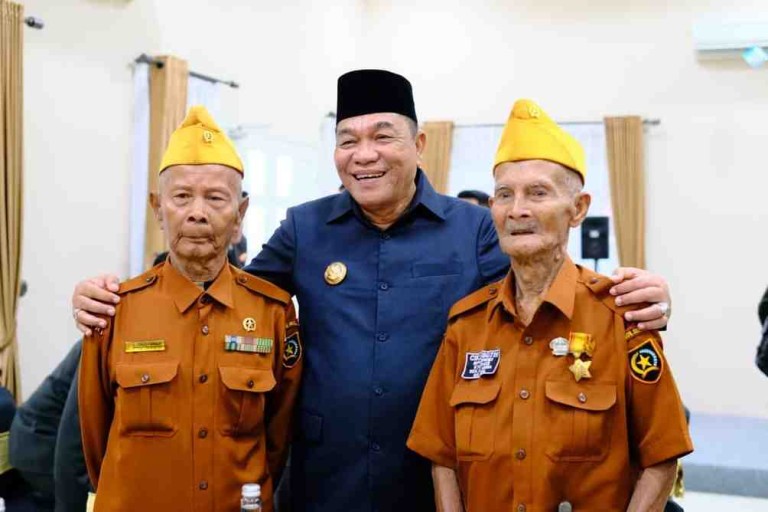 Pemerintah Kabupaten (Pemkab) Musi Banyuasin menggelar Upacara Peringatan Hari Pahlawan ke-80 Tahun 2025 di Halaman Pendopoan Griya Bumi Serasan Sekate, Senin (10/11/2025).