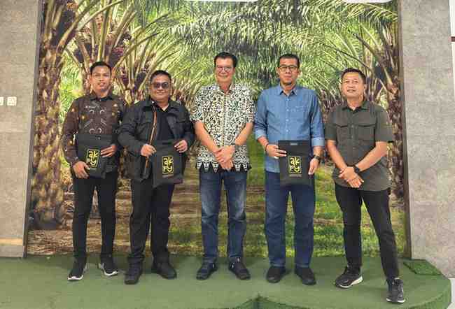 Disnakertrans Muba menjejaki kerja sama strategis dengan Akademi Komunitas Perkebunan Yogyakarta (AKPY-STIPER) — lembaga pendidikan vokasi di bawah Yayasan Pendidikan Kader Perkebunan Yogyakarta (YPKPY) yang dikenal sebagai pencetak tenaga siap kerja di sektor perkebunan kelapa sawit.