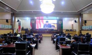 Bupati Musi Banyuasin H. M. Toha Tohet, S.H bersama dengan Wakil Bupati Muba Kyai Abdur Rohman Husen, menghadiri Rapat Paripurna Masa Persidangan I Rapat ke-25 Dalam Rangka Pemandangan Umum Fraksi - Fraksi DPRD Kabupaten Muba