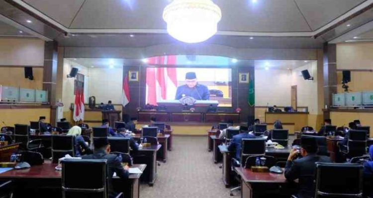 Bupati Musi Banyuasin H. M. Toha Tohet, S.H bersama dengan Wakil Bupati Muba Kyai Abdur Rohman Husen, menghadiri Rapat Paripurna Masa Persidangan I Rapat ke-25 Dalam Rangka Pemandangan Umum Fraksi - Fraksi DPRD Kabupaten Muba
