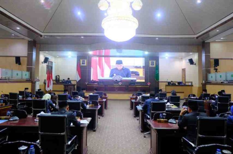 Bupati Musi Banyuasin H. M. Toha Tohet, S.H bersama dengan Wakil Bupati Muba Kyai Abdur Rohman Husen, menghadiri Rapat Paripurna Masa Persidangan I Rapat ke-25 Dalam Rangka Pemandangan Umum Fraksi - Fraksi DPRD Kabupaten Muba
