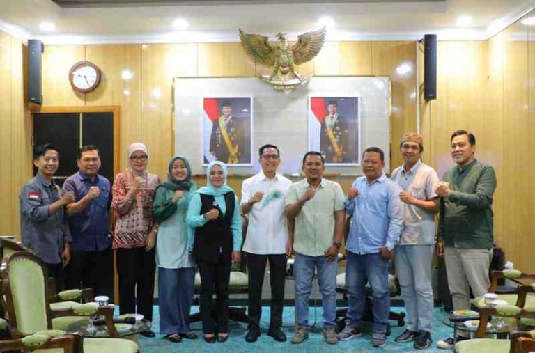 Wali Kota Palembang, Drs. H. Ratu Dewa, M.Si, saat menerima audiensi pengurus DPD PJS Sumatera Selatan di Ruang Kerja Wali Kota, Lantai 8 Gedung Pemkot Palembang, Kamis (20/11).