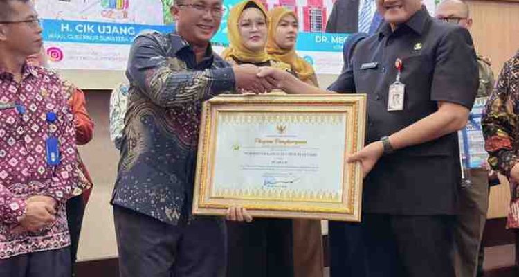 Penyerahan Hasil Audit Sistem Kearsipan Internal Tahun 2024 yang berlangsung di Graha Bina Praja, Kamis (20/11/2025).