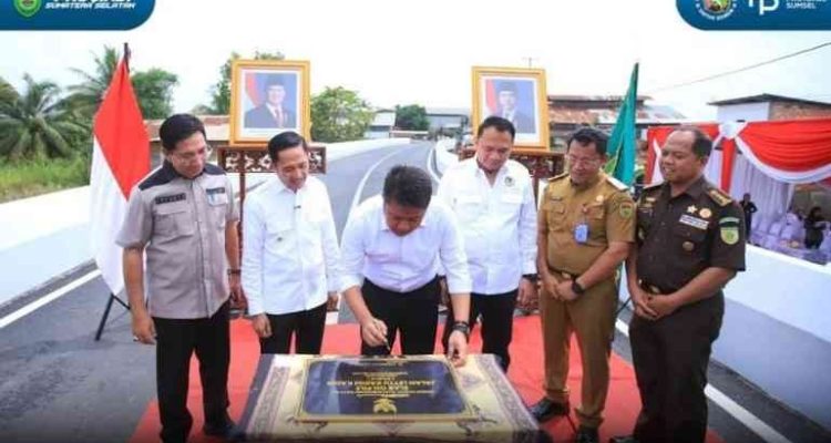 Gubernur Provinsi Sumatera Selatan, Herman Deru, menghadiri acara peresmian penggunaan Jembatan Layang di Jalan Lettu Karim Kadir Kecamatan Gandus Kota palembang, hari Selasa, tanggal 25 November 2025. (foto : Pemprov Sumsel)