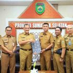 Drs. H. Edward Candra, M.H., secara resmi menyerahkan jabatan Pelaksana Tugas (Plt) Kepala Dinas Tenaga Kerja dan Transmigrasi Provinsi Sumatera Selatan kepada pejabat definitif H. Indra Bangsawan, S.H., M.M., dalam acara sederhana yang berlangsung di ruang kerja Sekda (Selasa, 4/11/2025).
