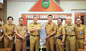 Drs. H. Edward Candra, M.H., secara resmi menyerahkan jabatan Pelaksana Tugas (Plt) Kepala Dinas Tenaga Kerja dan Transmigrasi Provinsi Sumatera Selatan kepada pejabat definitif H. Indra Bangsawan, S.H., M.M., dalam acara sederhana yang berlangsung di ruang kerja Sekda (Selasa, 4/11/2025). Drs. H. Edward Candra, M.H., secara resmi menyerahkan jabatan Pelaksana Tugas (Plt) Kepala Dinas Tenaga Kerja dan Transmigrasi Provinsi Sumatera Selatan kepada pejabat definitif H. Indra Bangsawan, S.H., M.M., dalam acara sederhana yang berlangsung di ruang kerja Sekda (Selasa, 4/11/2025).
