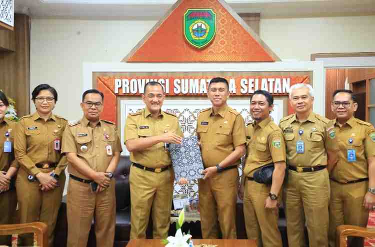 Drs. H. Edward Candra, M.H., secara resmi menyerahkan jabatan Pelaksana Tugas (Plt) Kepala Dinas Tenaga Kerja dan Transmigrasi Provinsi Sumatera Selatan kepada pejabat definitif H. Indra Bangsawan, S.H., M.M., dalam acara sederhana yang berlangsung di ruang kerja Sekda (Selasa, 4/11/2025).