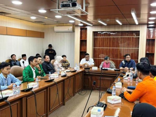 Ketua DPRD Provinsi Sumatera Selatan (Sumsel), Andie Dinialdie, bersama perwakilan mahasiswa Sumsel, menyampaikan aspirasi hasil aksi unjuk rasa damai di Gedung DPRD Sumsel, hari Senin, tanggal 1 September 2025 yang lalu, kepada pimpinan MPR dan anggota DPR Republik Indonesia di Senayan, Jakarta, hari Kamis, tanggal 4 September 2025.