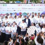 H. Herman Deru didampingi Bupati Ogan Komering Ulu Selatan Abusama, S.H., melepas 1.863 peserta Sriwijaya Ranau Gran Fondo (SRGF) Tahun 2025, Sabtu (15/11/2025). Bertempat di Plaza Icon Danau Ranau Kecamatan Banding Agung Kabupaten OKU Selatan.