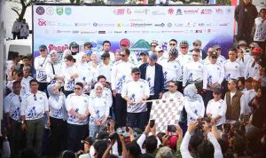 H. Herman Deru didampingi Bupati Ogan Komering Ulu Selatan Abusama, S.H., melepas 1.863 peserta Sriwijaya Ranau Gran Fondo (SRGF) Tahun 2025, Sabtu (15/11/2025). Bertempat di Plaza Icon Danau Ranau Kecamatan Banding Agung Kabupaten OKU Selatan. H. Herman Deru didampingi Bupati Ogan Komering Ulu Selatan Abusama, S.H., melepas 1.863 peserta Sriwijaya Ranau Gran Fondo (SRGF) Tahun 2025, Sabtu (15/11/2025). Bertempat di Plaza Icon Danau Ranau Kecamatan Banding Agung Kabupaten OKU Selatan.
