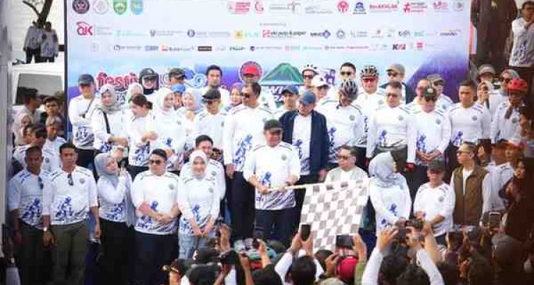 H. Herman Deru didampingi Bupati Ogan Komering Ulu Selatan Abusama, S.H., melepas 1.863 peserta Sriwijaya Ranau Gran Fondo (SRGF) Tahun 2025, Sabtu (15/11/2025). Bertempat di Plaza Icon Danau Ranau Kecamatan Banding Agung Kabupaten OKU Selatan.