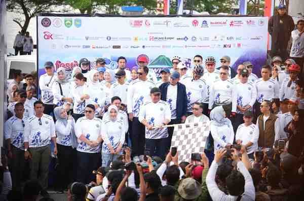 H. Herman Deru didampingi Bupati Ogan Komering Ulu Selatan Abusama, S.H., melepas 1.863 peserta Sriwijaya Ranau Gran Fondo (SRGF) Tahun 2025, Sabtu (15/11/2025). Bertempat di Plaza Icon Danau Ranau Kecamatan Banding Agung Kabupaten OKU Selatan.