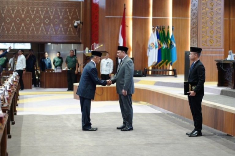 Wagub Sumsel, Cik Ujang, menghadiri acara Rapat Paripurna XIX dengan agenda pengucapan sumpah janji anggota DPRD Sumsel masa jabatan 2024–2029, pada hari Rabu, tanggal 20 Agustus 2025.
