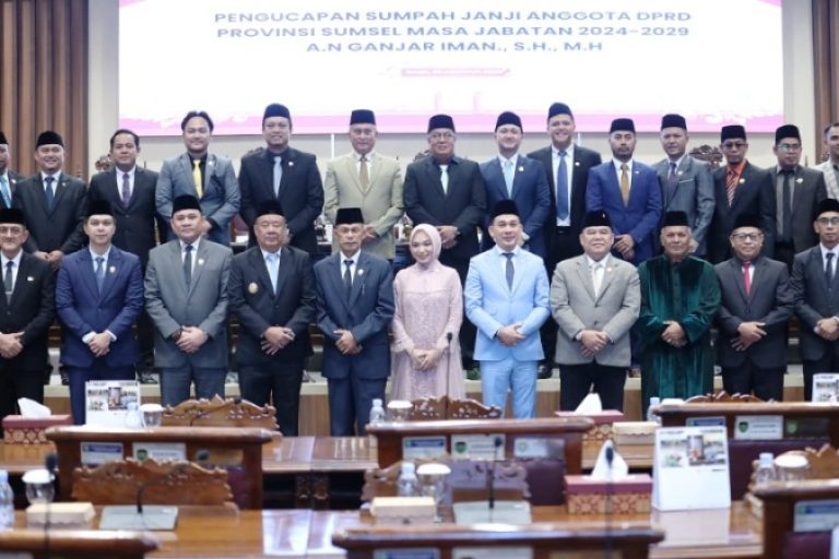 Ketua DPRD Sumsel, Andie Dinialdie, bersama Ganjar Iman, Pengganti Antar Waktu DPRD Sumsel dari Daerah Pemilihan Muara Enim, PALI, dan Prabumulih.