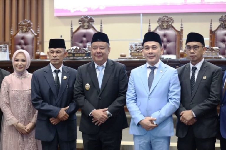 Wagub Sumsel, Cik Ujang, menghadiri acara Rapat Paripurna XIX dengan agenda pengucapan sumpah janji anggota DPRD Sumsel masa jabatan 2024–2029, pada hari Rabu, tanggal 20 Agustus 2025.