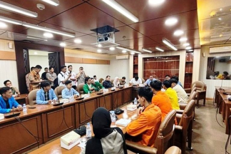 Ketua DPRD Provinsi Sumatera Selatan (Sumsel), Andie Dinialdie, bersama perwakilan mahasiswa Sumsel, menyampaikan aspirasi hasil aksi unjuk rasa damai di Gedung DPRD Sumsel, hari Senin, tanggal 1 September 2025 yang lalu, kepada pimpinan MPR dan anggota DPR Republik Indonesia di Senayan, Jakarta, hari Kamis, tanggal 4 September 2025.