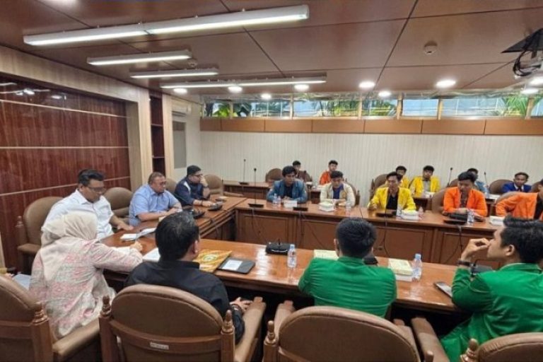 Ketua DPRD Provinsi Sumatera Selatan (Sumsel), Andie Dinialdie, bersama perwakilan mahasiswa Sumsel, menyampaikan aspirasi hasil aksi unjuk rasa damai di Gedung DPRD Sumsel, hari Senin, tanggal 1 September 2025 yang lalu, kepada pimpinan MPR dan anggota DPR Republik Indonesia di Senayan, Jakarta, hari Kamis, tanggal 4 September 2025.