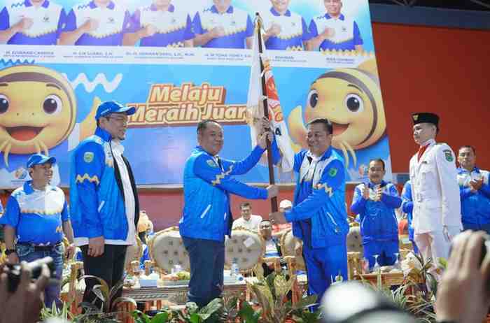 H. Cik Ujang secara resmi menutup Pekan Olahraga Provinsi (Porprov) XV Sumatera Selatan 2025 sekaligus membuka Pekan Paralimpik Provinsi (Peparprov) V Sumatera Selatan di Stadion Serasan Sekate (Minggu, 1/10/2025).
