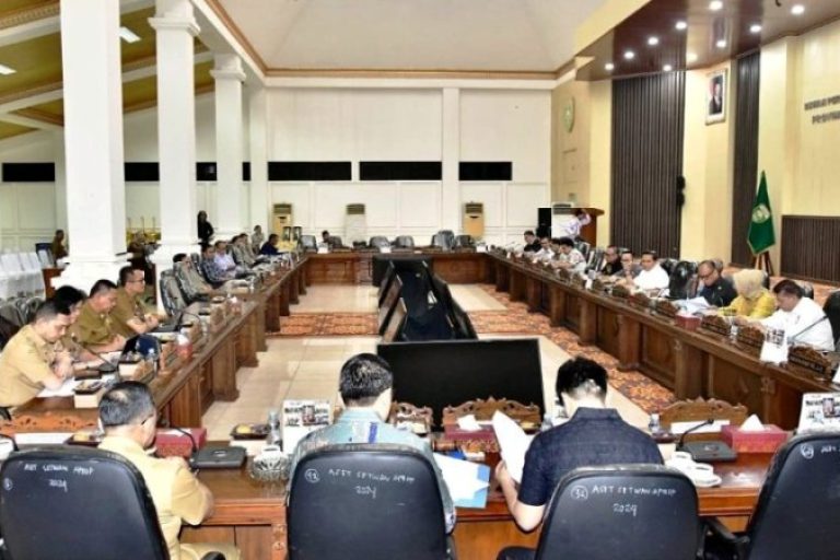 Badan Anggaran (Banggar) Dewan Perwakilan Rakyat Daerah (DPRD) Provinsi Sumatera Selatan (Sumsel) menggelar rapat bersama Tim Anggaran Pemerintah Daerah (TAPD) dan Inspektorat, pada hari Selasa, tanggal 12 Agustus 2025. 