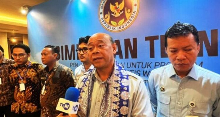 Direktur Wilayah I Bidang Penyediaan dan Penyaluran BGN, Wahyu Widistyanta, memberikan keterangan kepada wartawan, terkait pelaksanaan Bimbingan Teknis (Bimtek) Penjamah Makanan Wilayah I yang digelar di Hotel Excelton Palembang, pada hari Sabtu, tanggal 15 November 2025