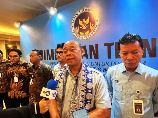 Direktur Wilayah I Bidang Penyediaan dan Penyaluran BGN, Wahyu Widistyanta, memberikan keterangan kepada wartawan, terkait pelaksanaan Bimbingan Teknis (Bimtek) Penjamah Makanan Wilayah I yang digelar di Hotel Excelton Palembang, pada hari Sabtu, tanggal 15 November 2025